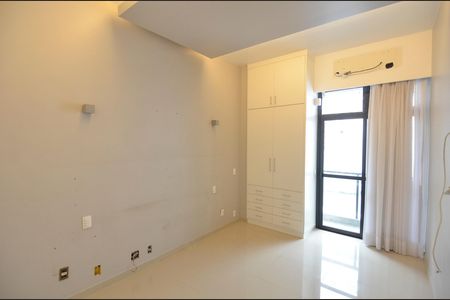Apartamento à venda com 135m², 3 quartos e 2 vagas Apartamento à venda com 135m², 3 quartos e 2 vagasSuíte