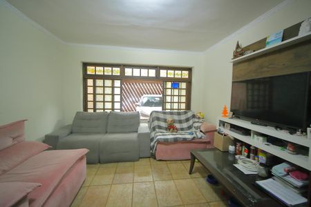 Casa para alugar com 150m², 3 quartos e 2 vagasSala
