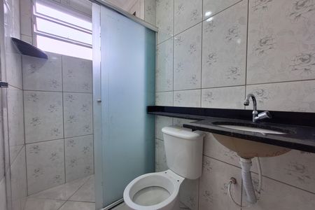 Banheiro de apartamento para alugar com 2 quartos, 57m² em Parque Sao Vicente, Santo André