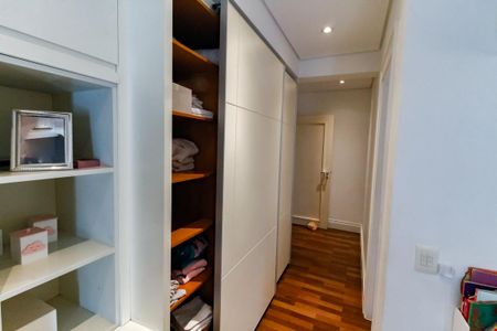 Casa de condomínio à venda com 460m², 4 quartos e 4 vagasSuíte 2- armários