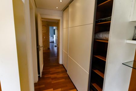 Casa de condomínio à venda com 460m², 4 quartos e 4 vagasSuíte 1 - armários
