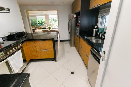 Casa de condomínio à venda com 460m², 4 quartos e 4 vagasCozinha - Armários