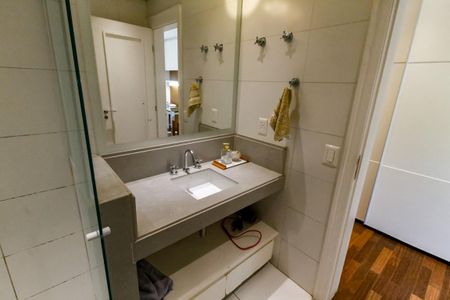 Casa de condomínio à venda com 460m², 4 quartos e 4 vagasBanheiro da Suíte 1