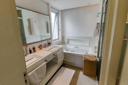 Casa de condomínio à venda com 460m², 4 quartos e 4 vagasBanheiro da Suíte 3