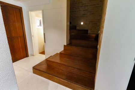 Casa de condomínio à venda com 460m², 4 quartos e 4 vagasEscada acesso quartos