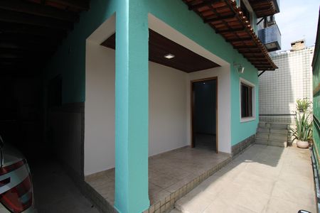 Casa de condomínio para alugar com 192m², 3 quartos e 2 vagasFrente da casa