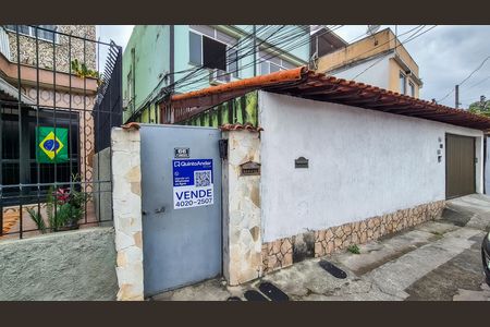 Casa à venda com 100m², 3 quartos e sem vaga Casa à venda com 100m², 3 quartos e sem vagaFrente da casa e Adesivo Grande