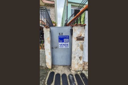 Casa à venda com 100m², 3 quartos e sem vaga Casa à venda com 100m², 3 quartos e sem vagaFrente da casa e Adesivo Grande