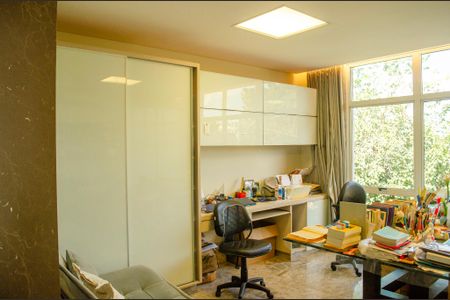 Casa de condomínio à venda com 498m², 6 quartos e 4 vagas Casa de condomínio à venda com 498m², 6 quartos e 4 vagasQuarto