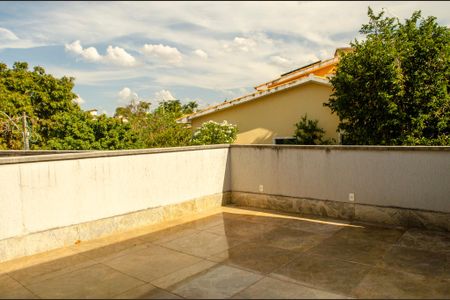 Casa de condomínio à venda com 498m², 6 quartos e 4 vagas Casa de condomínio à venda com 498m², 6 quartos e 4 vagasVaranda