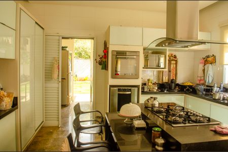 Cozinha de casa de condomínio à venda com 6 quartos, 498m² em Portal do Sol 2, Goiânia