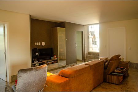 Casa de condomínio à venda com 498m², 6 quartos e 4 vagas Casa de condomínio à venda com 498m², 6 quartos e 4 vagasLiving
