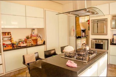 Casa de condomínio à venda com 498m², 6 quartos e 4 vagas Casa de condomínio à venda com 498m², 6 quartos e 4 vagasCozinha