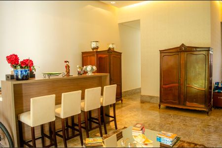 Casa de condomínio à venda com 498m², 6 quartos e 4 vagas Casa de condomínio à venda com 498m², 6 quartos e 4 vagasSala