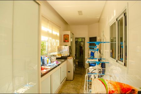 Casa de condomínio à venda com 498m², 6 quartos e 4 vagas Casa de condomínio à venda com 498m², 6 quartos e 4 vagasÁrea de Serviço