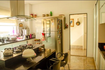 Casa de condomínio à venda com 498m², 6 quartos e 4 vagas Casa de condomínio à venda com 498m², 6 quartos e 4 vagasCozinha