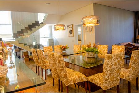 Casa de condomínio à venda com 498m², 6 quartos e 4 vagas Casa de condomínio à venda com 498m², 6 quartos e 4 vagasSala de Jantar