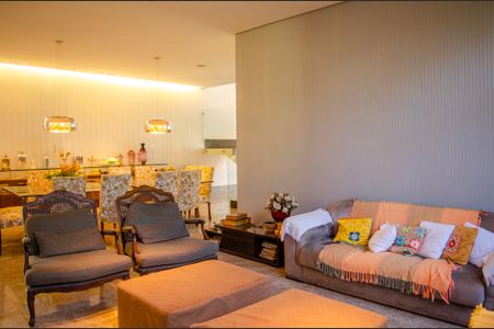 Casa de condomínio à venda com 498m², 6 quartos e 4 vagas Casa de condomínio à venda com 498m², 6 quartos e 4 vagasSala de TV