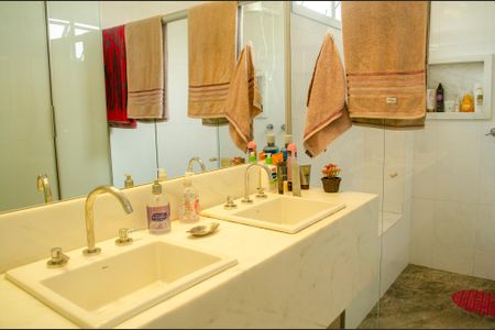 Casa de condomínio à venda com 498m², 6 quartos e 4 vagas Casa de condomínio à venda com 498m², 6 quartos e 4 vagasBanheiro da Suíte 4