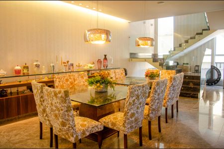 Casa de condomínio à venda com 498m², 6 quartos e 4 vagas Casa de condomínio à venda com 498m², 6 quartos e 4 vagasSala de Jantar
