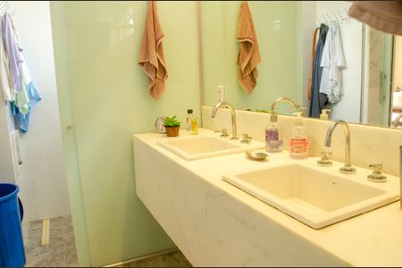 Casa de condomínio à venda com 498m², 6 quartos e 4 vagas Casa de condomínio à venda com 498m², 6 quartos e 4 vagasBanheiro da Suíte 4