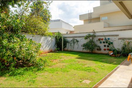Casa de condomínio à venda com 498m², 6 quartos e 4 vagas Casa de condomínio à venda com 498m², 6 quartos e 4 vagasQuintal