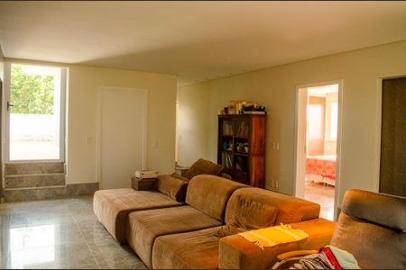 Casa de condomínio à venda com 498m², 6 quartos e 4 vagas Casa de condomínio à venda com 498m², 6 quartos e 4 vagasLiving