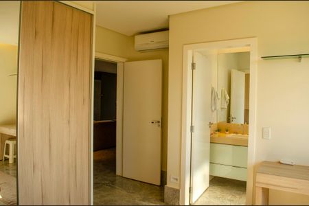 Casa de condomínio à venda com 498m², 6 quartos e 4 vagas Casa de condomínio à venda com 498m², 6 quartos e 4 vagasSuíte 3