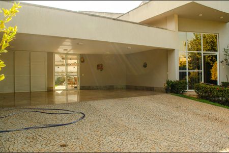 Garagem de casa de condomínio à venda com 6 quartos, 498m² em Portal do Sol 2, Goiânia