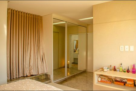 Casa de condomínio à venda com 498m², 6 quartos e 4 vagas Casa de condomínio à venda com 498m², 6 quartos e 4 vagasSuíte 4