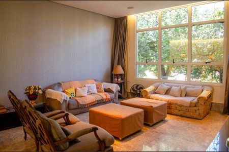 Casa de condomínio à venda com 498m², 6 quartos e 4 vagas Casa de condomínio à venda com 498m², 6 quartos e 4 vagasSala de TV
