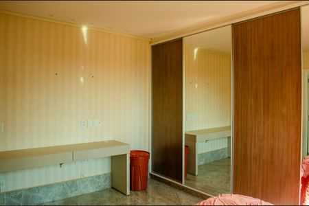 Casa de condomínio à venda com 498m², 6 quartos e 4 vagas Casa de condomínio à venda com 498m², 6 quartos e 4 vagasSuíte 5