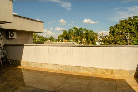 Casa de condomínio à venda com 498m², 6 quartos e 4 vagas Casa de condomínio à venda com 498m², 6 quartos e 4 vagasVaranda