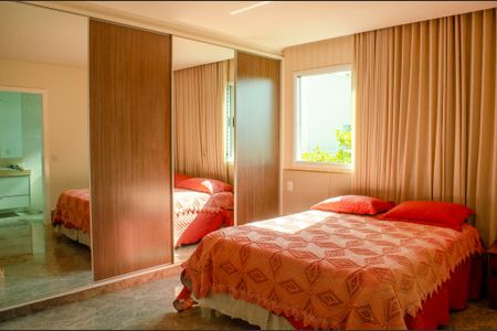 Casa de condomínio à venda com 498m², 6 quartos e 4 vagas Casa de condomínio à venda com 498m², 6 quartos e 4 vagasSuíte 5