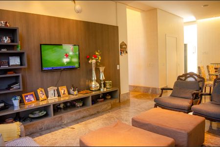 Casa de condomínio à venda com 498m², 6 quartos e 4 vagas Casa de condomínio à venda com 498m², 6 quartos e 4 vagasSala de TV