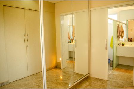 Casa de condomínio à venda com 498m², 6 quartos e 4 vagas Casa de condomínio à venda com 498m², 6 quartos e 4 vagasCloset da suíte 4