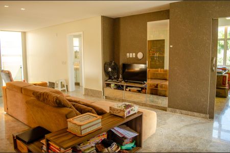 Casa de condomínio à venda com 498m², 6 quartos e 4 vagas Casa de condomínio à venda com 498m², 6 quartos e 4 vagasLiving