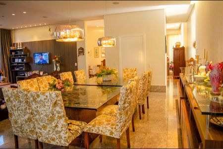 Casa de condomínio à venda com 498m², 6 quartos e 4 vagas Casa de condomínio à venda com 498m², 6 quartos e 4 vagasSala de Jantar