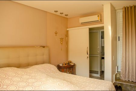 Casa de condomínio à venda com 498m², 6 quartos e 4 vagas Casa de condomínio à venda com 498m², 6 quartos e 4 vagasSuíte 4