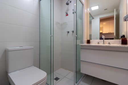 Banheiro de kitnet/studio para alugar com 1 quarto, 26m² em Sumarezinho, São Paulo