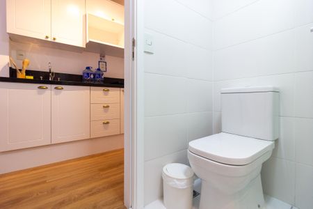 Banheiro de kitnet/studio para alugar com 1 quarto, 26m² em Sumarezinho, São Paulo