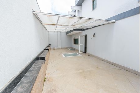 Casa de condomínio para alugar com 200m², 3 quartos e 2 vagas Casa de condomínio para alugar com 200m², 3 quartos e 2 vagasVaranda da Sala de TV