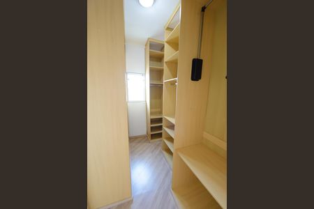 Casa de condomínio para alugar com 200m², 3 quartos e 2 vagas Casa de condomínio para alugar com 200m², 3 quartos e 2 vagasCloset da suíte