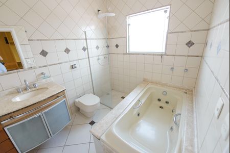 Casa de condomínio para alugar com 200m², 3 quartos e 2 vagas Casa de condomínio para alugar com 200m², 3 quartos e 2 vagasBanheiro da Suíte