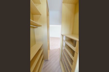 Casa de condomínio para alugar com 200m², 3 quartos e 2 vagas Casa de condomínio para alugar com 200m², 3 quartos e 2 vagasCloset da suíte