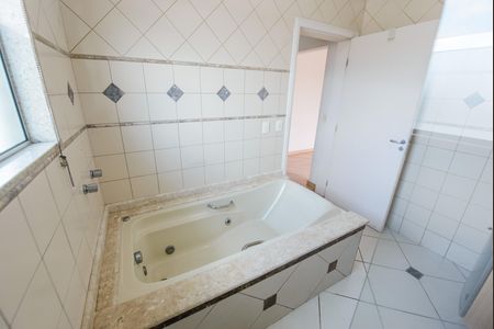 Banheiro da Suíte de casa de condomínio para alugar com 3 quartos, 200m² em Jardim dos Estados, Taubaté