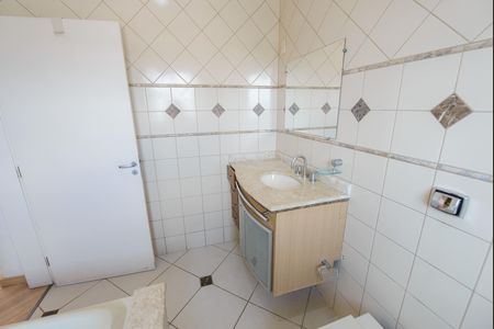 Casa de condomínio para alugar com 200m², 3 quartos e 2 vagas Casa de condomínio para alugar com 200m², 3 quartos e 2 vagasBanheiro da Suíte