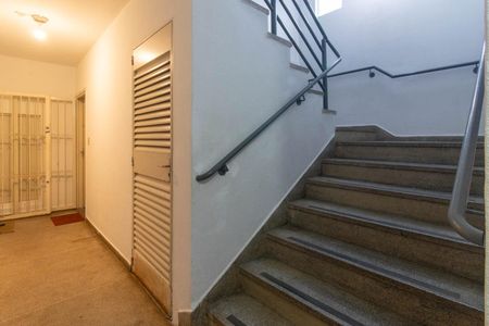 Apartamento para alugar com 68m², 2 quartos e 1 vaga Apartamento para alugar com 68m², 2 quartos e 1 vagaEscada