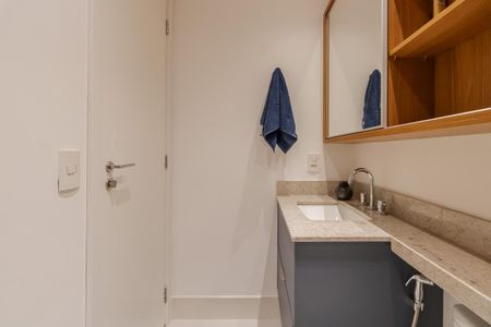 Banheiro de kitnet/studio para alugar com 1 quarto, 27m² em Indianópolis, São Paulo