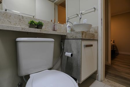 Banheiro de apartamento para alugar com 2 quartos, 48m² em Vila Mogilar, Mogi das Cruzes